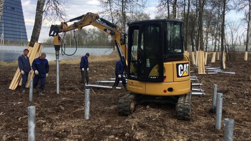 Трактор JCB установщик винтовых свай