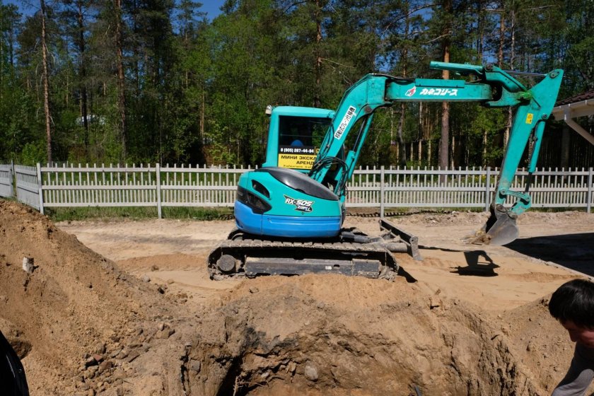 Копка траншей мини экскаватором