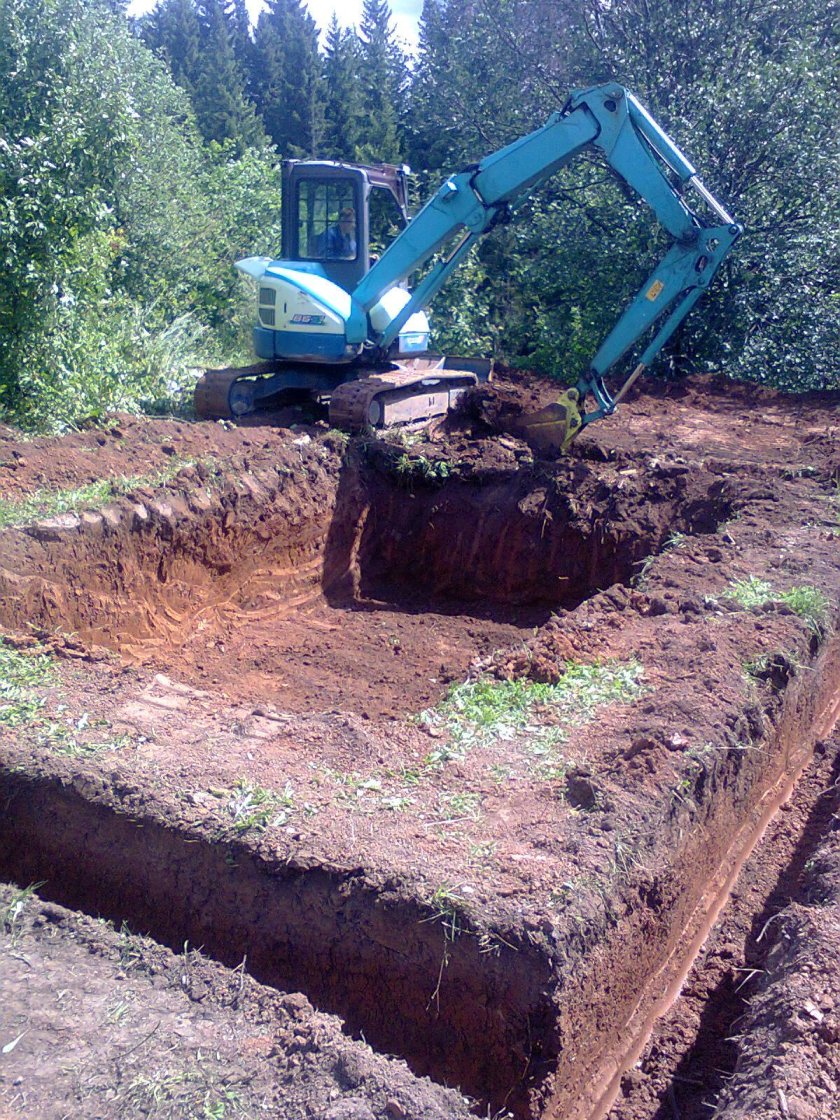 Копка траншей мини экскаватором