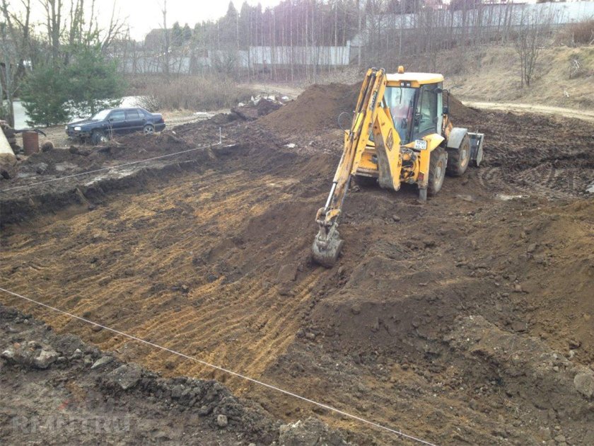 Копка траншеи экскаватором