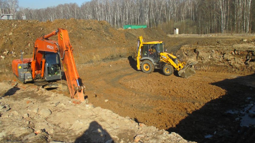 Рытье траншеи экскаватором