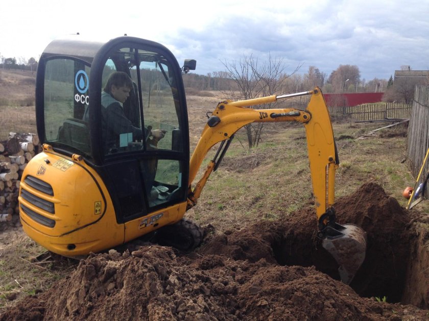 Мини экскаватор копка траншеи