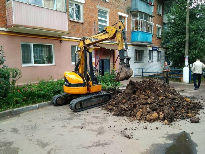 Экскаватор во дворе