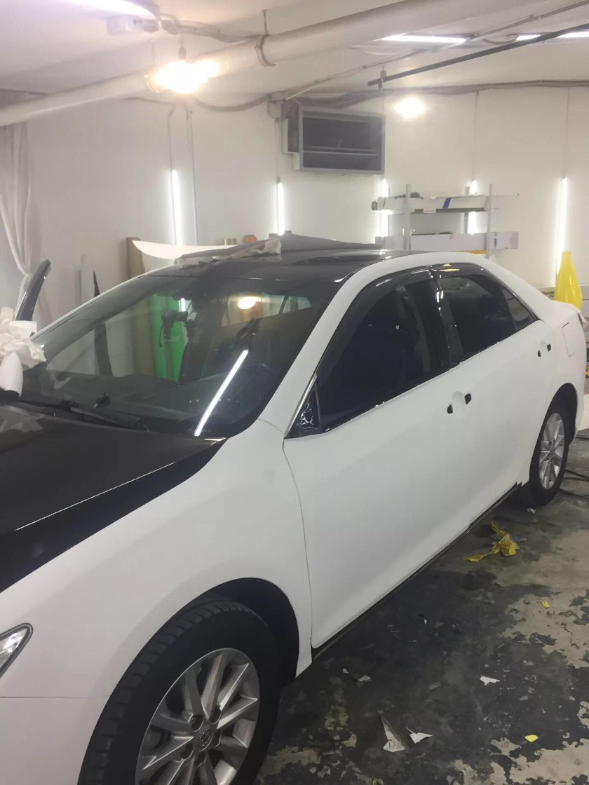 Тойота Камри белая матовая