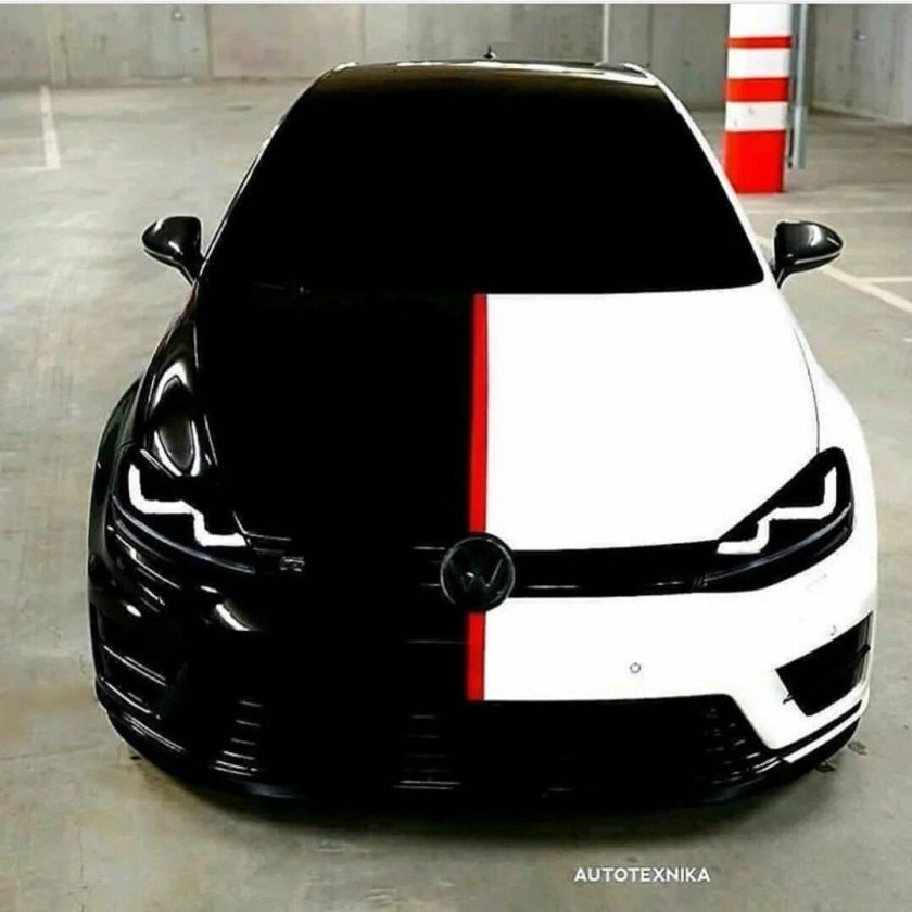 Черная машина с белыми полосками