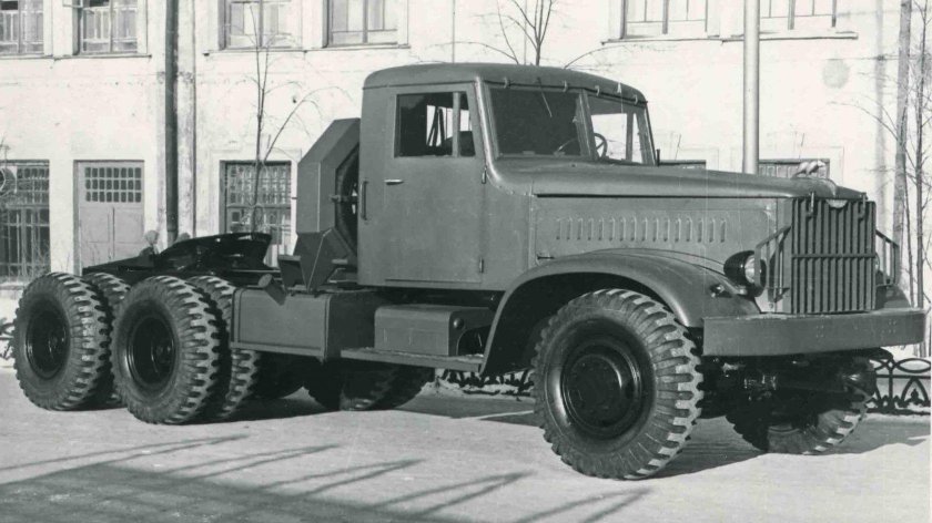 Тягач ЯАЗ 210