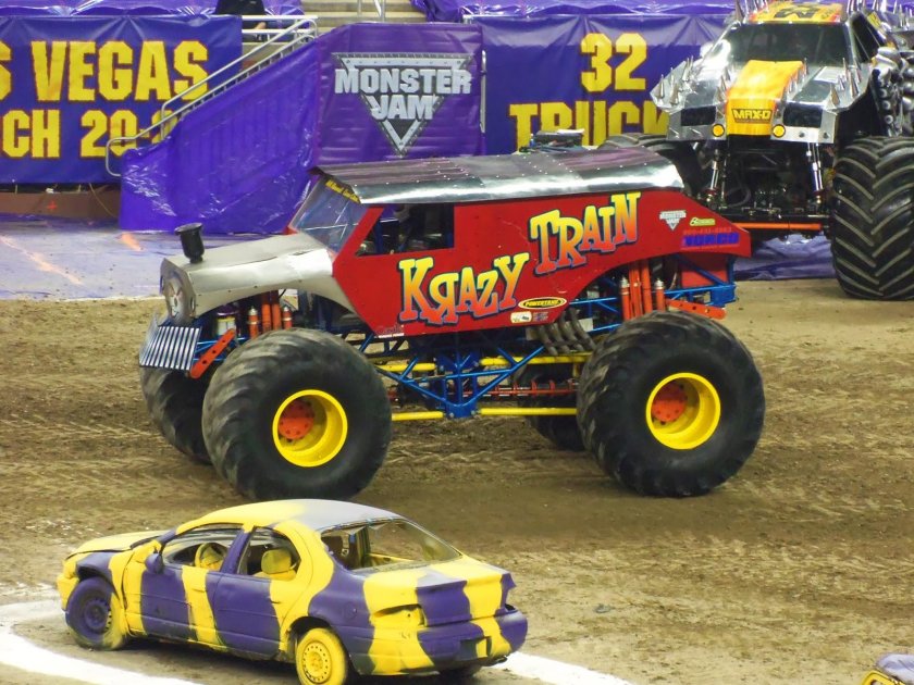 Monster Jam машина дрифт