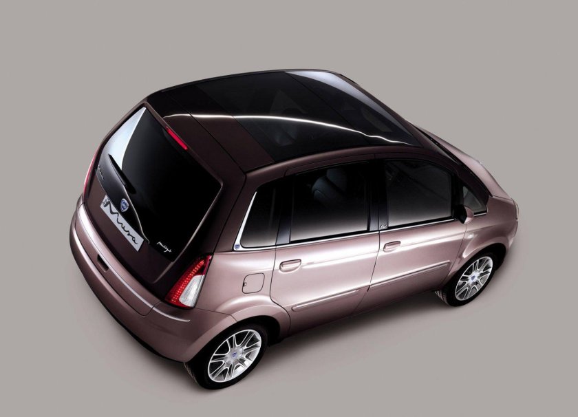 Лянча автомобиль сзади