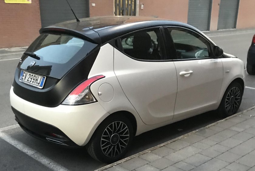Lancia Ypsilon 2023 на белом фоне