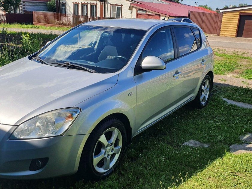 Разбитый Киа СИД 2009 серый хэтчбек