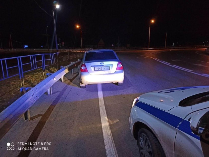 Машина ночью на дороге