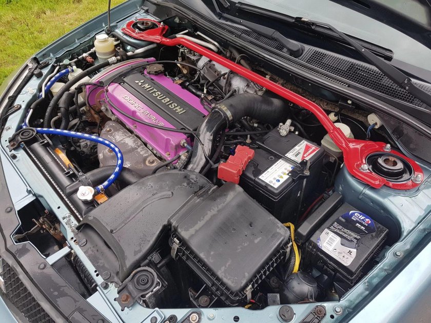 Подкапотка Лансер 9 1.6