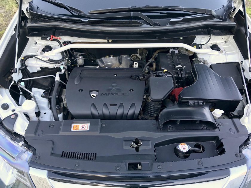 Подкапотка Аутлендер 3