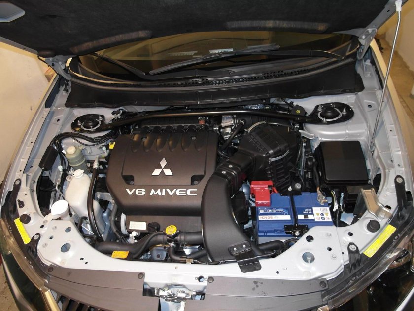 Подкапотка Аутлендер 3