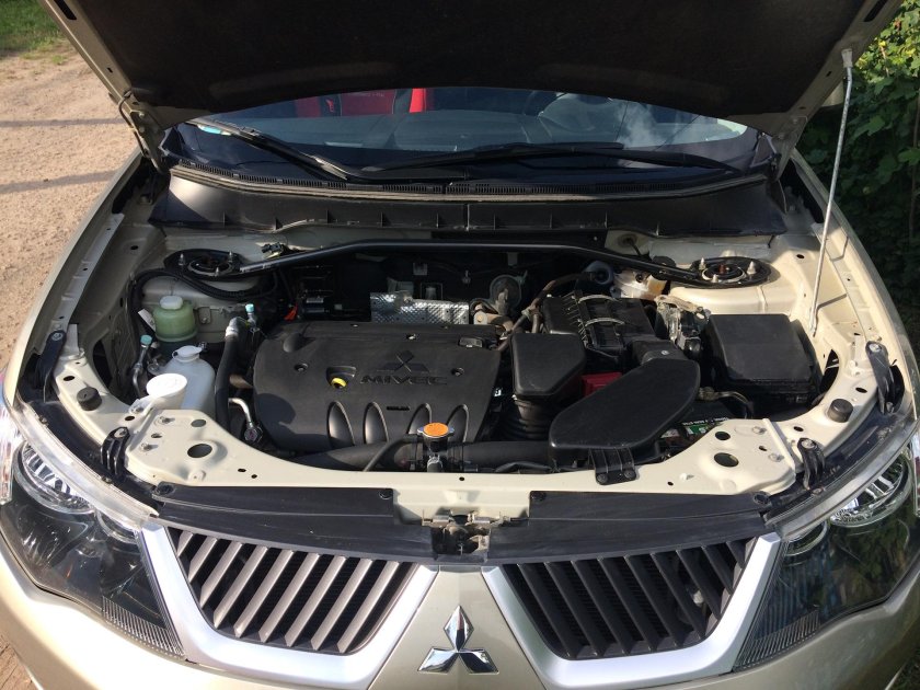 Outlander XL 2008 под капотом