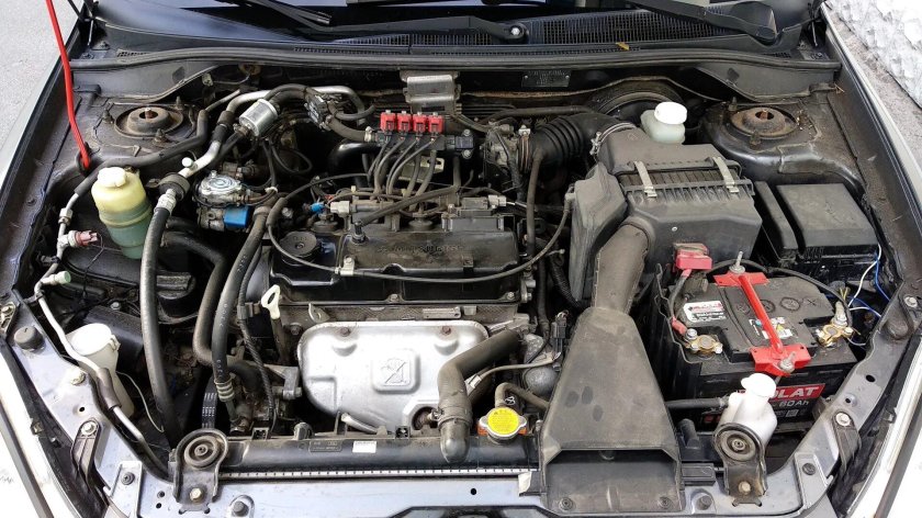 Подкапотка Митсубиси Лансер 9