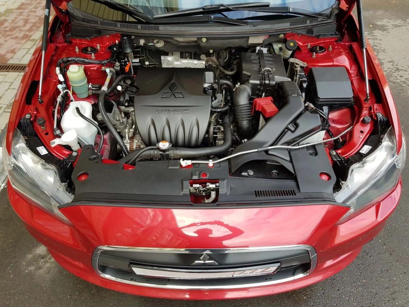 Подкапотка Лансер 10 1.5