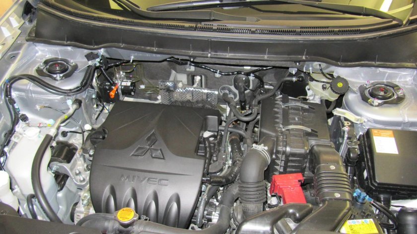 Моторный отсек Мицубиси АСХ 1,6