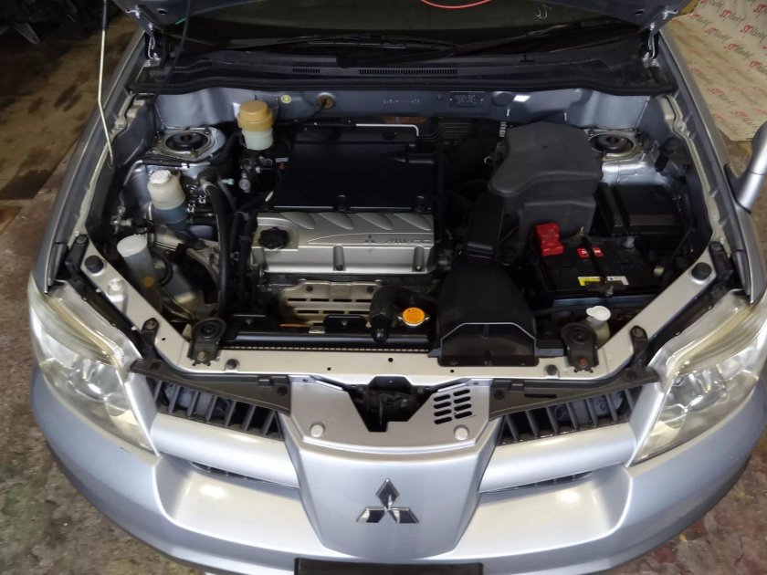 Митсубиси Аутлендер 1 поколение подкапотка