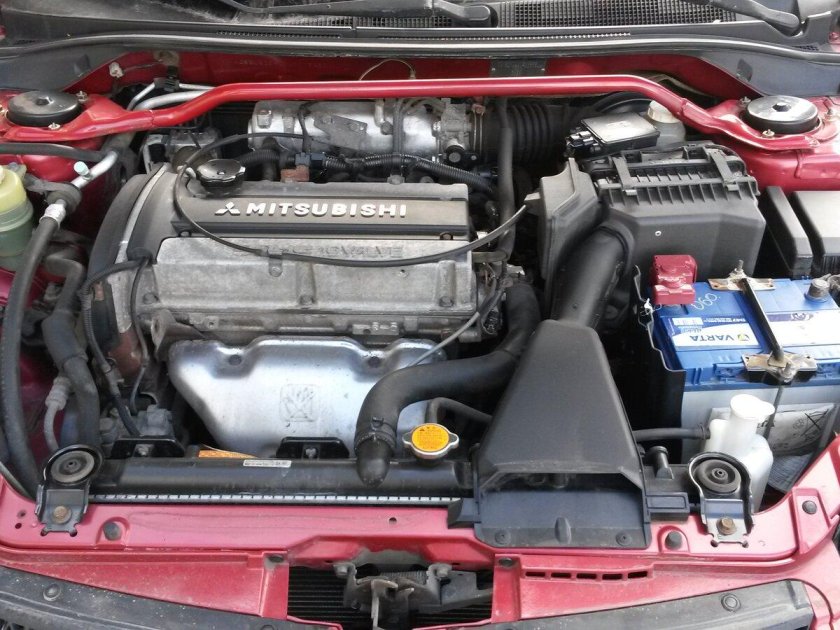 Подкапотка Лансер 9 1.6