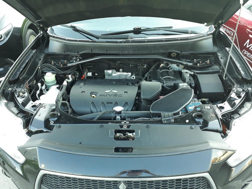 Outlander XL 2008 под капотом