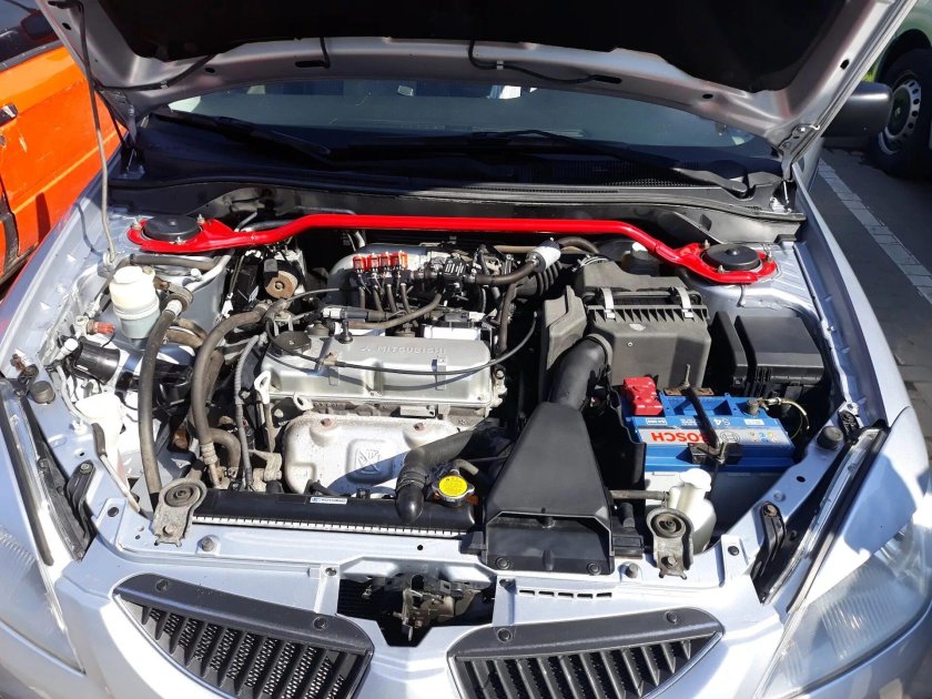 Подкапотка Митсубиси Лансер 9