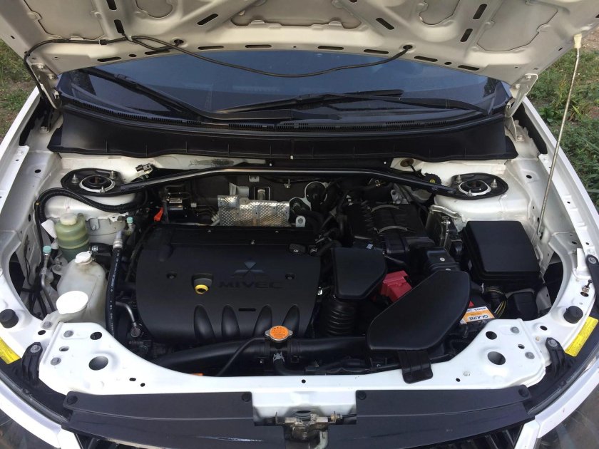 Outlander XL 2011 под капотом