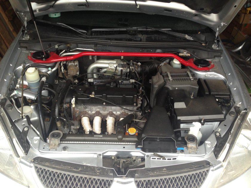 Подкапотка Лансер 9 1.6