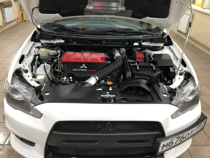 Лансер 10 Эволюшн подкапотка