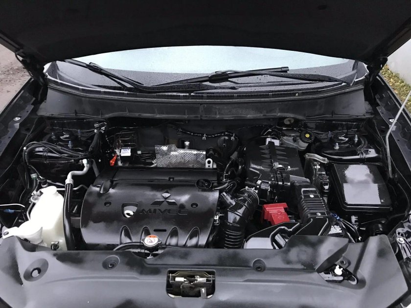 Мицубиси АСХ 1.8 подкапотное