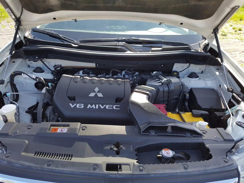 Митсубиси Аутлендер 1 под капотом