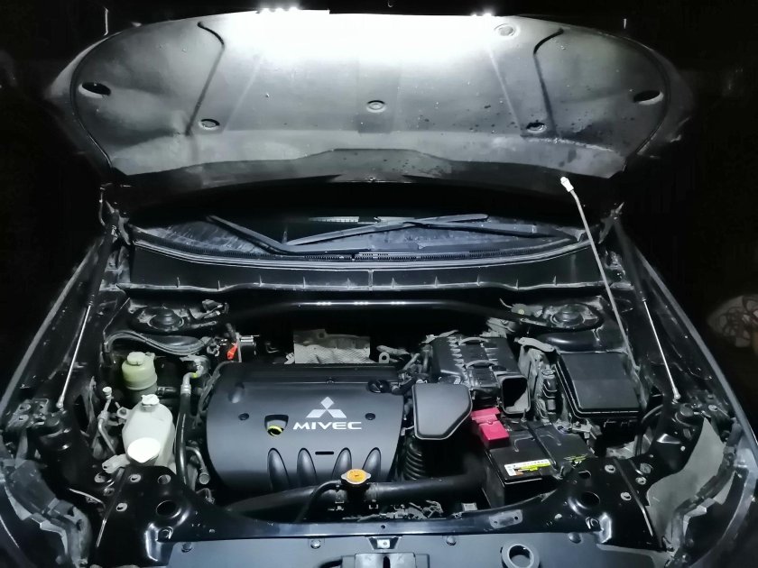 Mitsubishi Outlander 3 моторный отсек