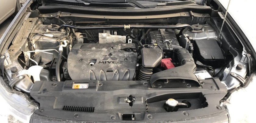 Подкапотное пространство Митсубиси Аутлендер XL