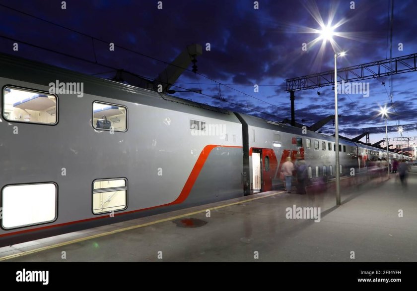 Двухэтажный поезд ночью