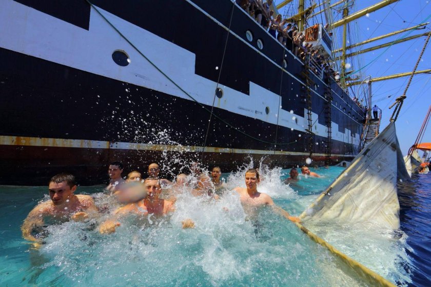 Купаться в Парусе