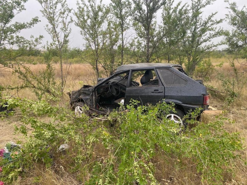 Машина в кювете