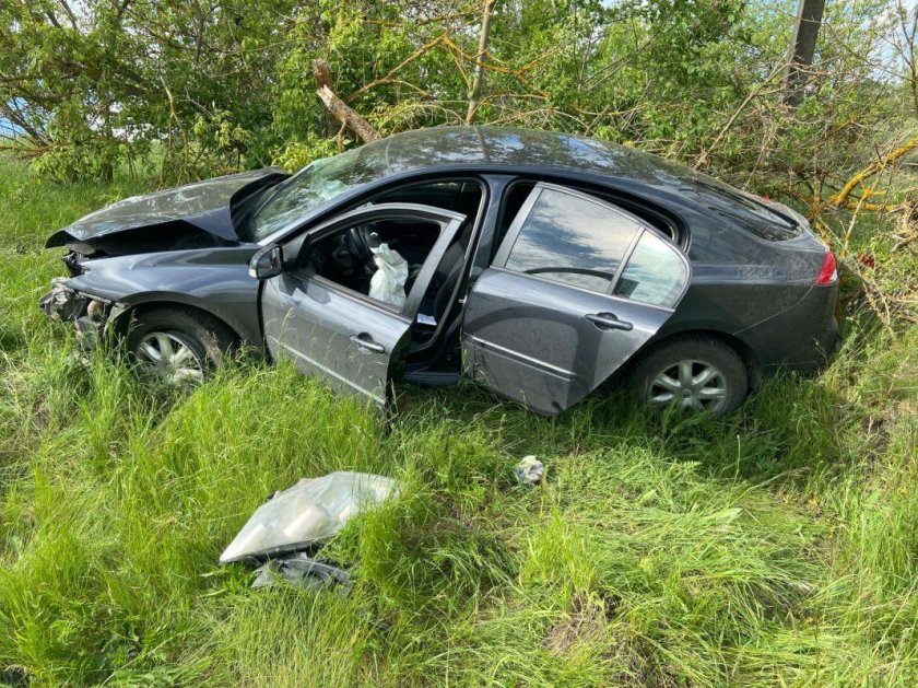 Машина опрокинулась в кювет