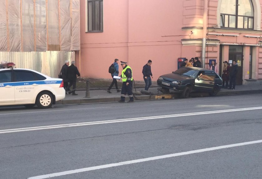 Машина вылетела на тротуар