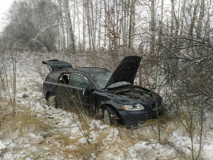 Машина в кювете