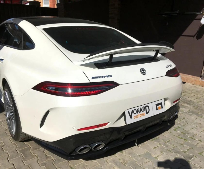 Мерседес с выдвижным спойлером